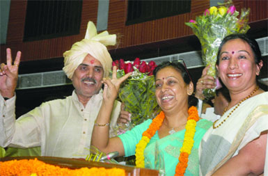 Newly elected Mayor of the North Delhi Municipal Corporation, Meera Aggarwal (centre) and Deputy Mayor Azad Singh (left) being greeted by the former Mayor of the MCD, Prof. Rajini Abbi at Civic Centre in New Delhi on Monday. 