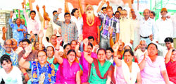 Residents of Hari Pur Kalan protest against inadequate compensation near the Motichur National Highway stretch in Dehradun district.