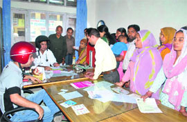 Doctors wear helmets while attending to patients in the OPD to protest against assault on staff at Regional Hospital in Hamirpur on Monday