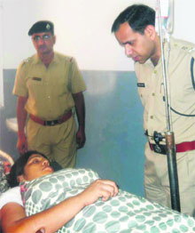 Injured witness Manjeet Kaur, who was shot at by motorcycle-borne assailants inside the court premises in Assandh, talks to Superintendent of Police on Monday.