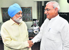 Deputy Chairperson of Planning Commission Montek Singh Ahluwalia with Chief Minister Bhupinder Singh Hooda at a meeting to finalise the Annual Plan of the state in New Delhi on Monday.