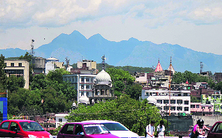 Overloaded auto-rickshaws pose threat to schoolchildren : The Tribune India