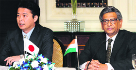 Foreign Minister of India SM Krishna (R) and his Japanese counterpart Koichiro Gemba at a press conference in New Delhi on Monday.