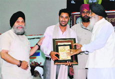 Chief Minister Parkash Singh Badal honours Punjabi singer and actor Harbhajan Mann in Patiala on Monday.