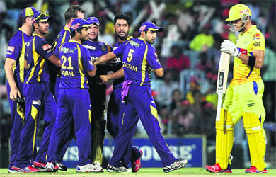 Kolkata Knight Riders' Brett Lee celebrates with teammates the wicket of Chennai Super Kings opener Faf du Plessis during their match in Chennai on Monday.  Knight Riders won the match by five wickets. 