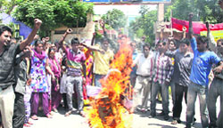 Jhuggi dwellers of Gujral Nagar burn an effigy outside the Municipal Corporation office in Jalandhar 