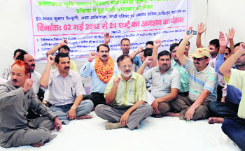 Members of the Diploma Engineers Association hold a protest in front of Vidhan Sabha in support of their demands in Dehradun on Wednesday.