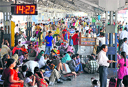 A crowded Jammu railway station in the absence of basic facilities