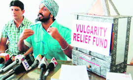 Punjabi singer Jassi Jassraj addresses mediapersons in Amritsar. 