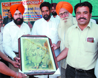  Members of the District Handball Association honouring Gurpreet Singh Maluka
