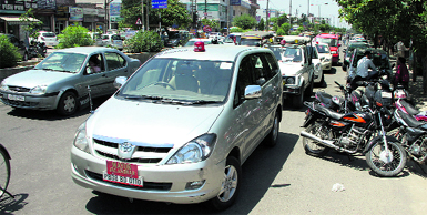 Vehicles of the Jalandhar MC Mayor and other BJP leaders parked outside the KL Saigal Memorial Hall on the busy Bhagwan Mahavir Marg in violation of rules.