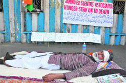 Vinod Sawhney, president, Jammu Ex-Sleuths Association, on a fast-unto-death in Jammu on Tuesday.