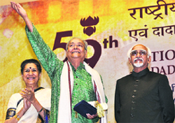 Dadasaheb Phalke Award winner Bengali actor Soumitra Chatterjee (centre) flanked by I&B Minister Ambika Soni (L) and Vice-President Hamid Ansari at the 59th National Film Awards function in New Delhi. 
