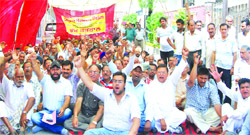 Depot holders hold protest in front of the residence of Local Bodies Minister Bhagat Chunni Lal in Jalandhar on Saturday. Tribune Photo: Malkiat Singh 