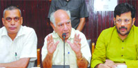 Rajya Sabha member Shanta Kumar flanked by Chief Parliamentary Secretary KD Bhandari (left) and BJP general secretary Kamal Sharma in Jalandhar 