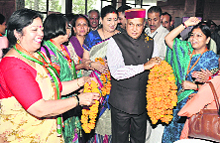 Chief Minister PK Dhumal being welcomed by members of the BJP Mahila Morcha at Solan on Sunday.