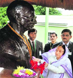 President Pratibha Devisingh Patil pays floral tribute at the bust of Mahatma Gandhi during her visit to the Phoenix settlement in Durban, South Africa, on Sunday