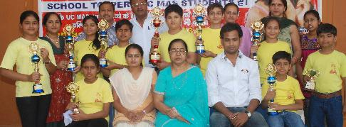 The winners pose along with Raj Gupta, principal Vivekananda College for Girls