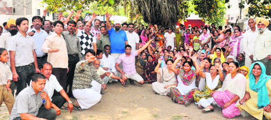Venting ire against authorities: Residents of EWS flats protest against the estate office authorities at Sector 32 in Chandigarh on Monday. Tribune Photo: S Chandan