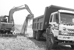 Sand being loaded in a truck on the Markanda riverbed