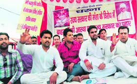Teerth purohits hold an agitation against the proposed shrine Act by the state government at Har-ki-Pauri in Haridwar on Monday