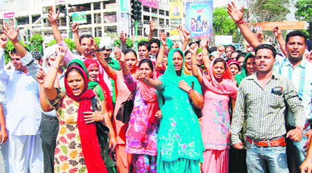 Members of the STR Teacher Union protest against the alleged police highhandedness 