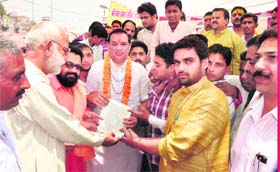 Ganga Sabha members and teerth purohits give a memorandum to Chief Ministers emissary Bal Braham Swaroop Brahamchari at Har-ki-Pauri in Haridwar on Tuesday