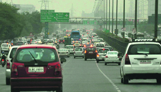 Vehicles move at a snails pace as haze envelops Gurgaon