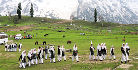 College girls enjoy a day out in Sonamarg.