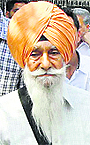 A shattered Tarlochan Singh, Kulwinder Singhs fatherfather Tribune photos