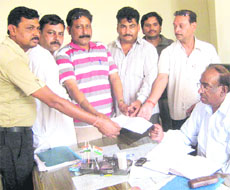 Members of the Panchpuri Tempo Traveller Welfare Association submit a memorandum to ARTO at Roshanabad in Haridwar. 