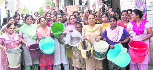 Residents of Friends Colony hold a protest in Ludhiana.
