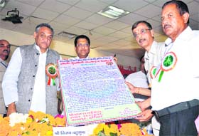 Chief Minister Vijay Bahuguna being given a memorandum by Hydroelectric Employees Union members in Haridwar on Saturday