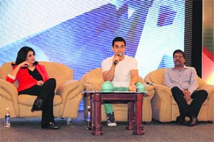 Aamir Khan with K.Madhavan, MD, Asianet Comm, Gayatri Yadav, EVP-Marketing STAR India in Kochi for the launch of Satyamev Jayate