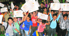 the Additional General Manager, Mr Vinay Verma (left), proud participants in a joyous mood display their certificates