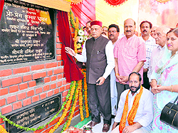 Chief Minister PK Dhumal lays the foundation stone of the Khurad-Dahudi potable water scheme in Hamirpur on Sunday