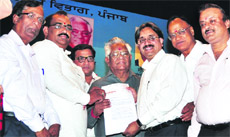 Local Bodies Minister Bhagat Chunni Lal hands over a cheque to Mayor Rakesh Rathour.