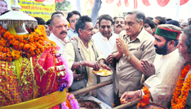 Chief Minister Vijay Bahuguna offers puja during the Vishwanath Jagdishila rath yatra in Dehradun on Monday