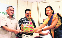 Chief Minister Vijay Bahuguna being presented a memento by a member of Van Panchayat during a workshop in Dehradun on Monday.