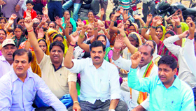 BJP workers and residents hold a dharna in protest against irregular power supply in Sarai Khwaja (Faridabad) on Monday.