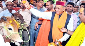 Chief Minister PK Dhumal performs a traditional ritual to inaugurate the Nalwari fair at Gasota in Hamirpur on Monday.