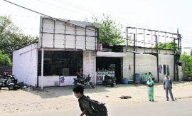 A liquor vend that had come up illegally on the footpath near Chawni Mohalla last year, but got a notice from the MC only now.