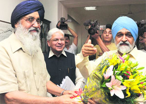 CM Parkash Singh Badal, Planning Commission Deputy Chairman Montek Singh Ahluwalia (R) and Union Minister Ashwani Kumar (C) in New Delhi on Monday. 
