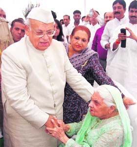 The Governors mother Bilquis Fatimah greets him after the ceremony
