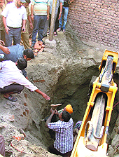 The body of a labourer being pulled out of a pit in Ludhiana