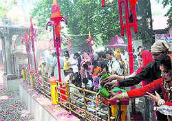 Devotees perform prayers at the Kheer Bhawani temple in Tulamulla on the outskirts of Srinagar