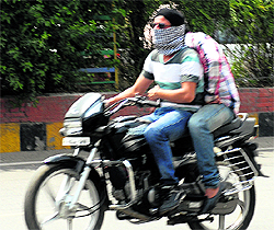 The police has failed to check the motorcyclists with covered faces