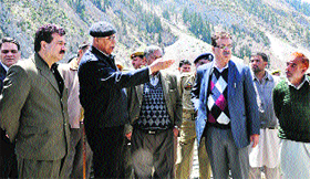 Governor NN Vohra inspects the Baltal base camp on Wednesday.