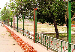 Iron grills installed on the boundary wall of the green belt in the Salem Tabri area get stolen often