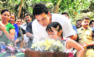 Aamir Khan celebrates his birthday with some of his fans